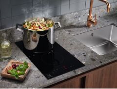 ELECTROLUX LHR3233CK VİTROSERAMİK ELEKTRİKLİ  DOMİNO SİYAH OCAK